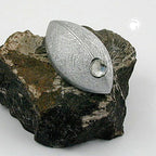 Broche 35x20mm museform plastik sølv ridset