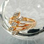 Ring 17 mm blomstertentakel rød guld belagt med 5 blade og glassten
