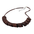 Halskæde skrå perle i plastik brun-marmoreret snor mørkebrun 45 cm