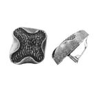 Clip-ørering ca. 27x29mm kors abstrakt gammel sølvplastik