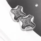 Clip-ørering ca. 27x29mm kors abstrakt gammel sølvplastik
