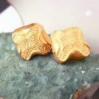 Clips ørering: ca. 27x29mm kors, guldfarvet skinnende plastik