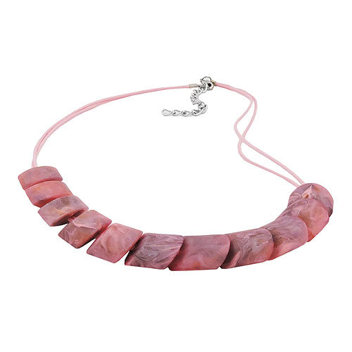 Halskæde skrå perle, plastik pink-marmoreret-mat snor pink 45cm.