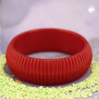 Armbånd 85x26 mm rød-silkeagtig rillestruktur plastik