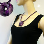 Kæde 52 mm plastikvedhæng amulet lilla marmoreret snor lilla 55 cm