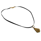 Kæde 28x17 mm trapezformet plastik med hvid glassten olivenbrun-khaki tekstilbånd sort 42 cm