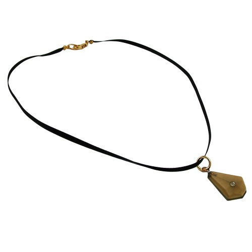 Kæde 28x17 mm trapezformet plastik med hvid glassten olivenbrun-khaki tekstilbånd sort 42 cm