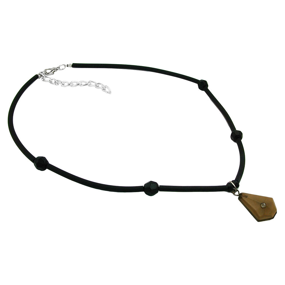 Kæde 28x17 mm trapezformet plastik med hvid glassten olivenbrun-khaki gummirør sort 45 cm