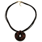 Kæde 52 mm plastikvedhæng amulet brun marmor metallisk snor brun og sort 55 cm