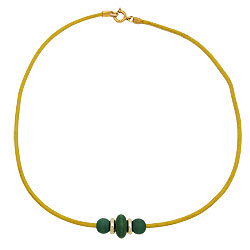 Halskæde 3 træperler mørkegrøn lædersnor gul 42 cm