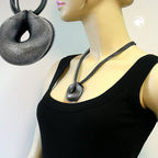 Kæde 52mm plastikvedhæng Amulet Antik Sølvsnor Grå 55cm
