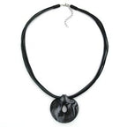 Kæde 52 mm plastikvedhæng amulet grå-sølv marmoreret snor grå og sort 55 cm