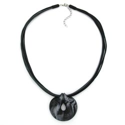 Kæde 52 mm plastikvedhæng amulet grå-sølv marmoreret snor grå og sort 55 cm