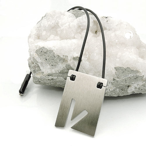 Kæde 44x31mm Pendler rustfrit stål Letter V Massiv Gummi Sort 42cm