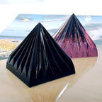 Borddekoration 28x30mm 3 små pyramider lavet af glas 2x sort 1x lilla