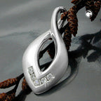 Vedhæng 26x13mm med 5 kubiske zirkoniaer frostet sølv 925
