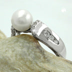 Ring med 7 mm kultiveret perle og mange zirkonia-rhodiumbelagt sølv 925