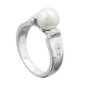 Ring med 7 mm kultiveret perle og mange zirkonia-rhodiumbelagt sølv 925