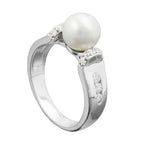 Ring med 7 mm kultiveret perle og mange zirkonia-rhodiumbelagt sølv 925