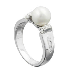 Ring med 7 mm kultiveret perle og mange zirkonia-rhodiumbelagt sølv 925